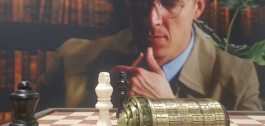 Spelelementen van een escaperoom met een schaakbord en puzzelkoker als onderdeel van een interactieve puzzel.