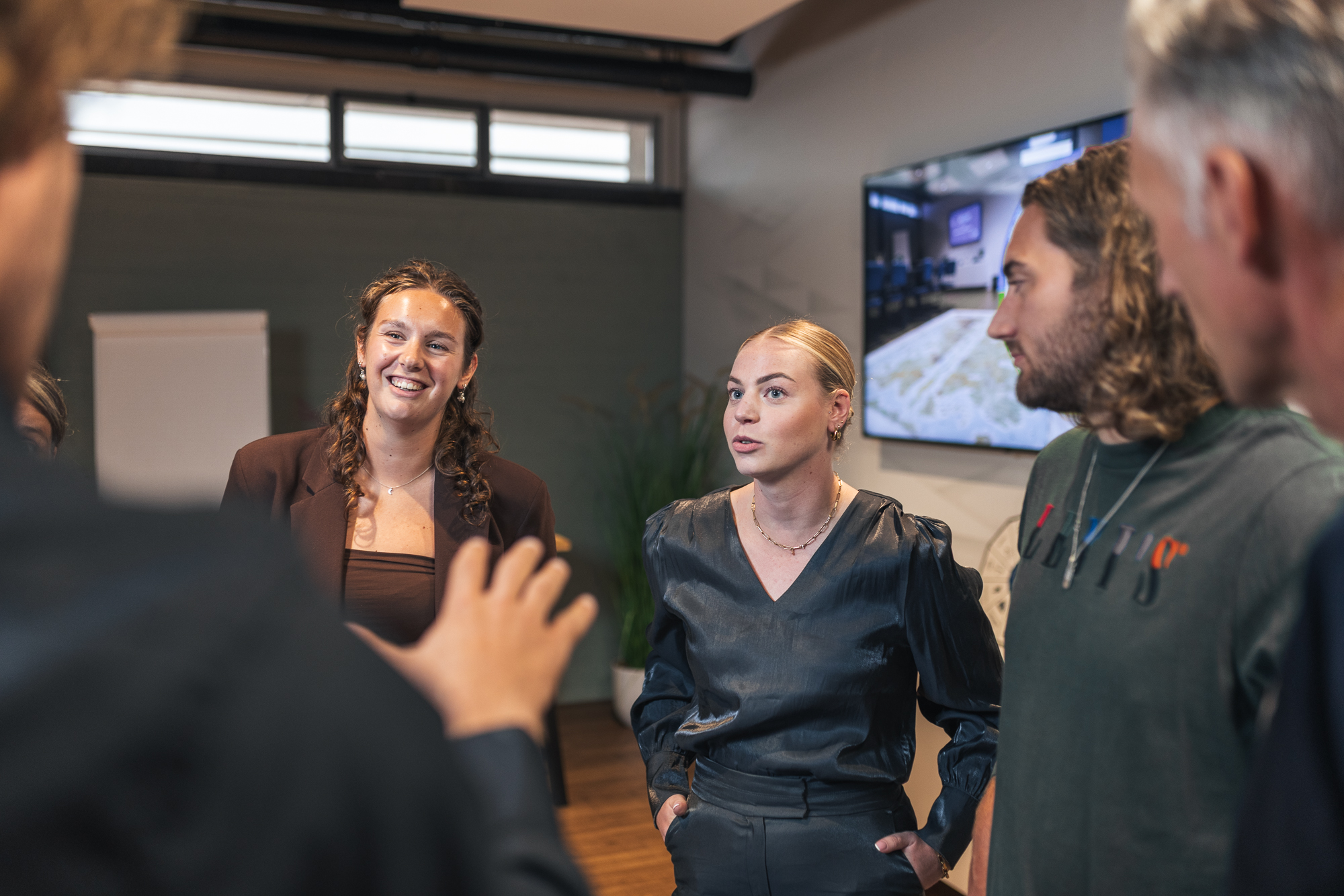 Deelnemer legt iets uit met handgebaren aan de groep tijdens een sessie.